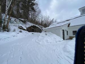 ein Schneehaufen vor einem Haus in der Unterkunft Luxury ADA Unit - 101 in Wilmington