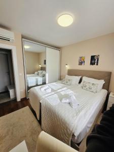 Posteľ alebo postele v izbe v ubytovaní Apartments Luana with private jacuzzi