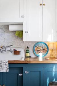 Η κουζίνα ή μικρή κουζίνα στο Bright & Cozy 2BR | Near Downtown, MSU & Hospitals