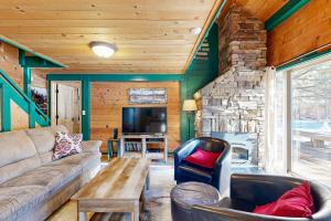 a living room with a couch and a tv at 32 Cabin Cluster Ln in Sunriver