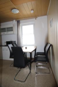 ein Raum mit einem Tisch und Stühlen in einem Raum in der Unterkunft SEA YOU- Ruhige Wohnung mit Terrasse nur 5 Minuten zur Müritz in Marienfelde