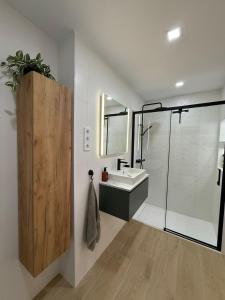 Phòng tắm tại Sunny & Stylish beach apartment +23 ảnh