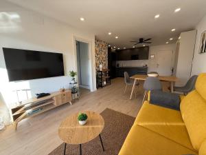 TV/trung tâm giải trí tại Sunny & Stylish beach apartment