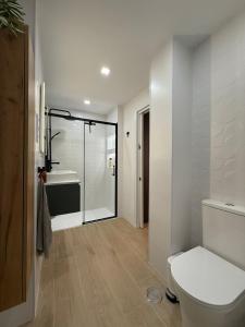 Phòng tắm tại Sunny & Stylish beach apartment