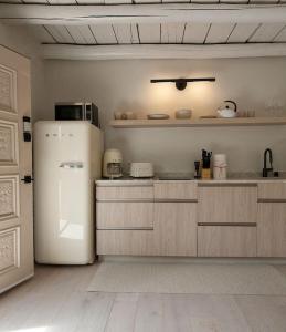 eine Küche mit einem weißen Kühlschrank im Zimmer in der Unterkunft Palace Modern Residences at the Railyard - Studio in Santa Fe