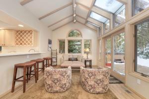 cocina y sala de estar con techo abovedado en Trailside Mountain Retreat with Private Hot Tub, en Winter Park