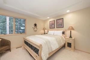 Un dormitorio con una cama grande y una ventana en Trailside Mountain Retreat with Private Hot Tub, en Winter Park 27 fotos más