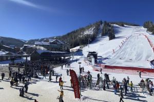 un gran grupo de personas en una pista de esquí en Trailside Mountain Retreat with Private Hot Tub, en Winter Park