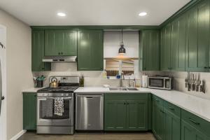 Η κουζίνα ή μικρή κουζίνα στο Charming Central Denver Bungalow
