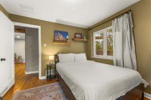 Ένα ή περισσότερα κρεβάτια σε δωμάτιο στο Charming Central Denver Bungalow