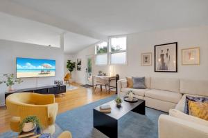 una sala de estar con un sofá y una mesa en TAL Getaway with POOL only 7 Mins to FSU, en Tallahassee