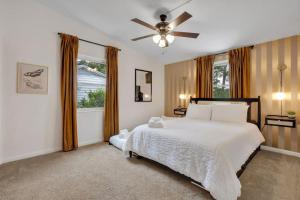 Un dormitorio con una cama y un ventilador de techo. en TAL Getaway with POOL only 7 Mins to FSU, en Tallahassee 13 fotos más