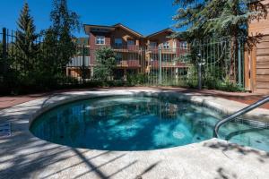 Πισίνα στο ή κοντά στο Luxe Home Minutes To Skiing Hot Tub