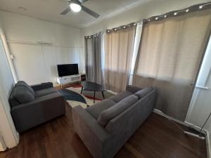 格拉夫顿Budget Workers Accommodation的有两张沙发和一台电视的客厅