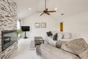 ein Wohnzimmer mit einer Couch und einem Deckenventilator in der Unterkunft 1 Mi to Lake Jacksonville Pet-Friendly Home in Jacksonville