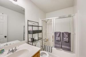ein weißes Badezimmer mit Waschbecken und Dusche in der Unterkunft 1 Mi to Lake Jacksonville Pet-Friendly Home in Jacksonville + 17 Fotos
