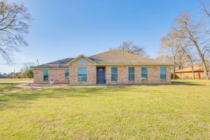 ein Backsteinhaus mit einem großen Hof davor in der Unterkunft 1 Mi to Lake Jacksonville Pet-Friendly Home in Jacksonville
