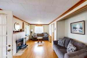a living room with a couch and a fireplace at Auntie's House in Rockaway Beach