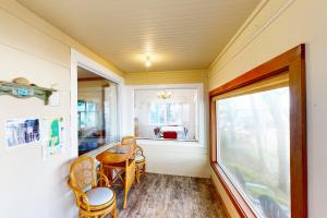a room with a table and chairs and a window at Auntie's House in Rockaway Beach