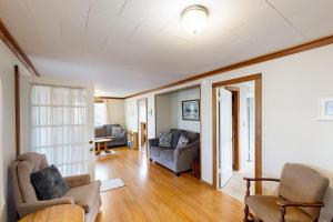 a living room with two chairs and a couch at Auntie's House in Rockaway Beach +16 photos