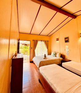Postel nebo postele na pokoji v ubytování Hotel Cocodrilo Sierpe + 37 fotografií