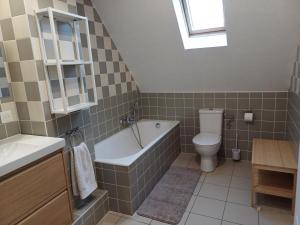 ein Badezimmer mit Badewanne, Toilette und Waschbecken in der Unterkunft Le Repaire des Hirondelles - Le Schopf in Scharrachbergheim Irmstett + 12 Fotos