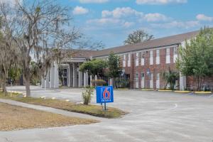 a no parking sign in front of a building at Motel 6-Ocala, FL - Conference Center in Ocala Ridge