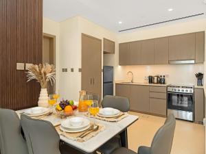 a kitchen and dining room with a table and chairs at Elegant 1BR I 1min walk to Burj Khalifa & Fountain in Dubai