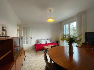 een woonkamer met een tafel en een bank bij Casa Nunziada in Patrimonio Garden level, Quiet and Bright in Patrimonio +24 foto's