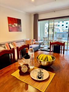 een eettafel met een kom bananen erop bij Madeira Emotions Apartments in Funchal