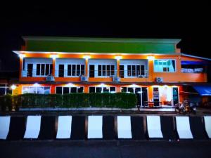 拉廊ลูกจ่าปองโฮม Lukjapong Home的一座建筑,在晚上有灯