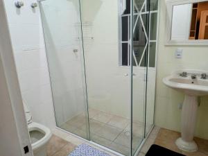 a bathroom with a shower and a sink at Uma casinha rosa no Pacaembu in Sao Paulo