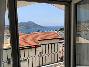- Balcón con vistas al océano en Kalkan Şener Apart, en Kas