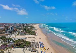 een luchtfoto van een strand met stoelen en parasols bij Vista mar, piscina, na praia do futuro, com Ar condicionado e Wi-Fi in Fortaleza