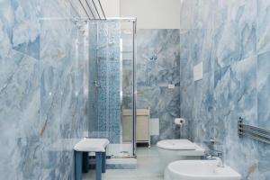 Bilik mandi di Armonia Salerno Rooms