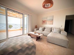 salon z kanapą i stołem w obiekcie Villa Dimitra - Amazing sea view w mieście Poros