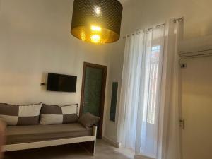 salon z kanapą i oknem w obiekcie Suite Contè Poderico w mieście Neapol +34 zdjęcia