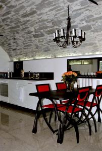 een eetkamer met een tafel en stoelen in een keuken bij Fienile in Avegno