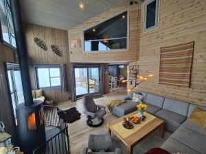 ein Wohnzimmer mit Couch und Kamin in der Unterkunft Large Modern Family Cottage in Lifjell + 77 Fotos