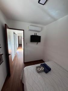 a white bedroom with a bed and a mirror at Hotel Playa Los Angeles Bungalow Ohana in Ciudad del Carmen +2 photos