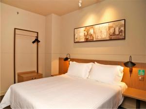 Postel nebo postele na pokoji v ubytování Jinjiang Inn Selected Shenzhen Huanggang Port Huangcheng Plaza