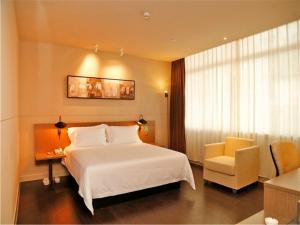Postel nebo postele na pokoji v ubytování Jinjiang Inn Selected Shenzhen Huanggang Port Huangcheng Plaza