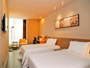Postel nebo postele na pokoji v ubytování Jinjiang Inn Selected Shenzhen Huanggang Port Huangcheng Plaza