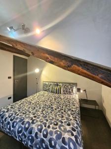 a bedroom with a bed with a blue and white comforter at City Center Heart in Turin