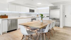 Η κουζίνα ή μικρή κουζίνα στο Oceanview Private Condo at 1 Hotel & Homes -1412