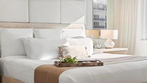 Ένα ή περισσότερα κρεβάτια σε δωμάτιο στο Oceanview Private Condo at 1 Hotel & Homes -1412