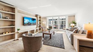 Μια τηλεόραση ή/και κέντρο ψυχαγωγίας στο Oceanview Private Condo at 1 Hotel & Homes -1412