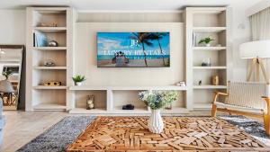 Μια τηλεόραση ή/και κέντρο ψυχαγωγίας στο Oceanview Private Condo at 1 Hotel & Homes -1412 +31 φωτογραφίες