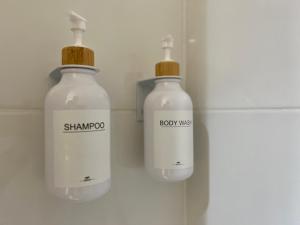twee flessen shampoo en babydoekjes zittend op een muur bij NID D'OPALE - Le Portel in Le Portel