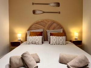 een slaapkamer met een groot wit bed met twee kussens bij NID D'OPALE - Le Portel in Le Portel